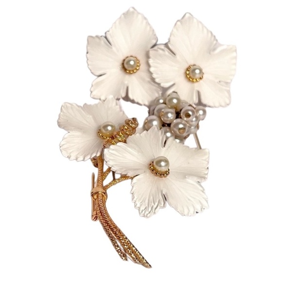 Vintage Napier Acrylic White Leaves Pearl Brooch & Clip Earrings Set RARE! - Picture 1 of 10